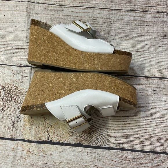 Kenneth Cole wedged sandal with Cork heel adjustable buckle on front Size 6.5 - Picture 3 of 7